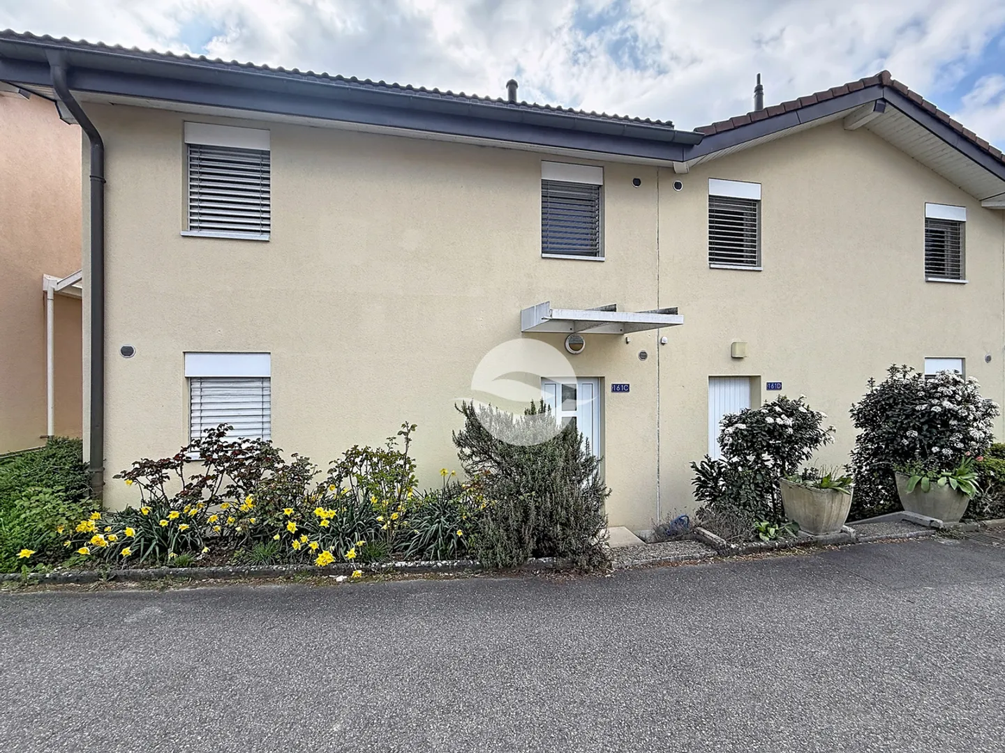 Charming 6-Room Attached House with Garden - Photo 12 of 12