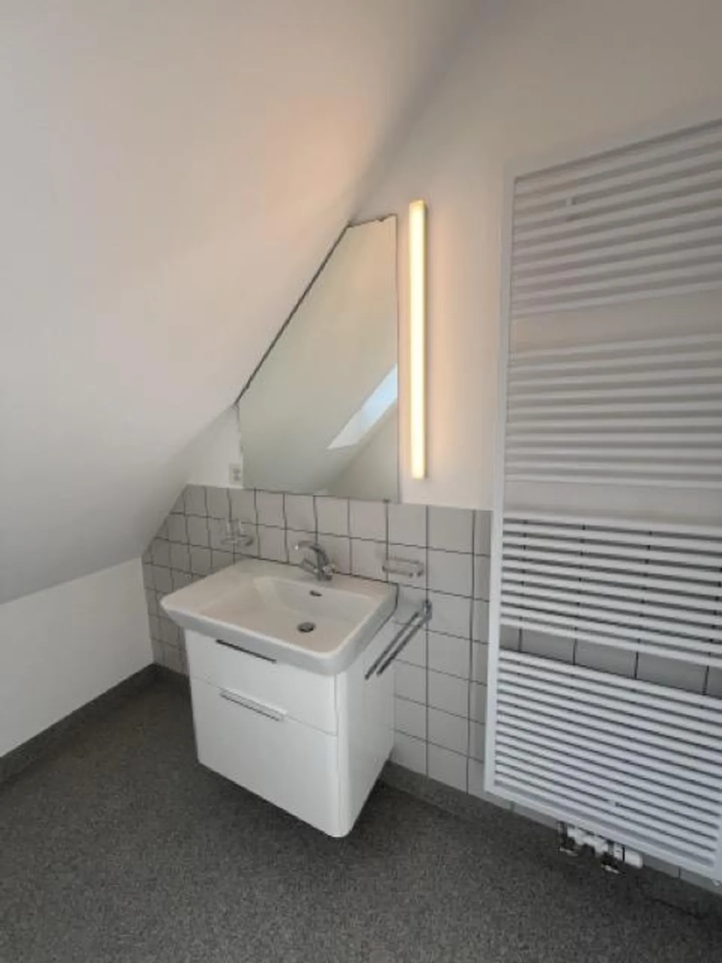 Stylish living under the roof – freshly renovated 2-room apartment with special charm - Photo 4 of 14
