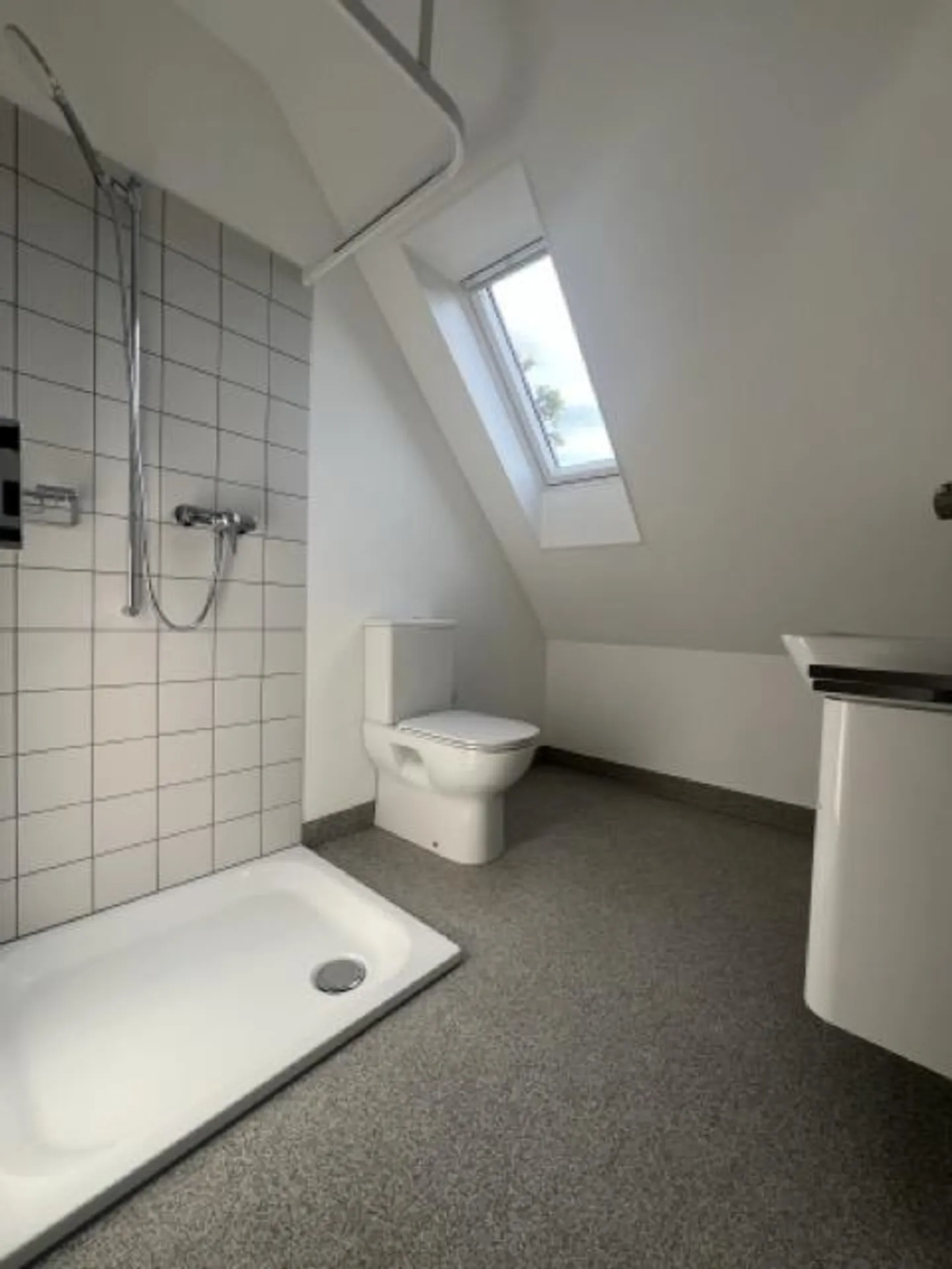 Stylish living under the roof – freshly renovated 2-room apartment with special charm - Photo 5 of 14