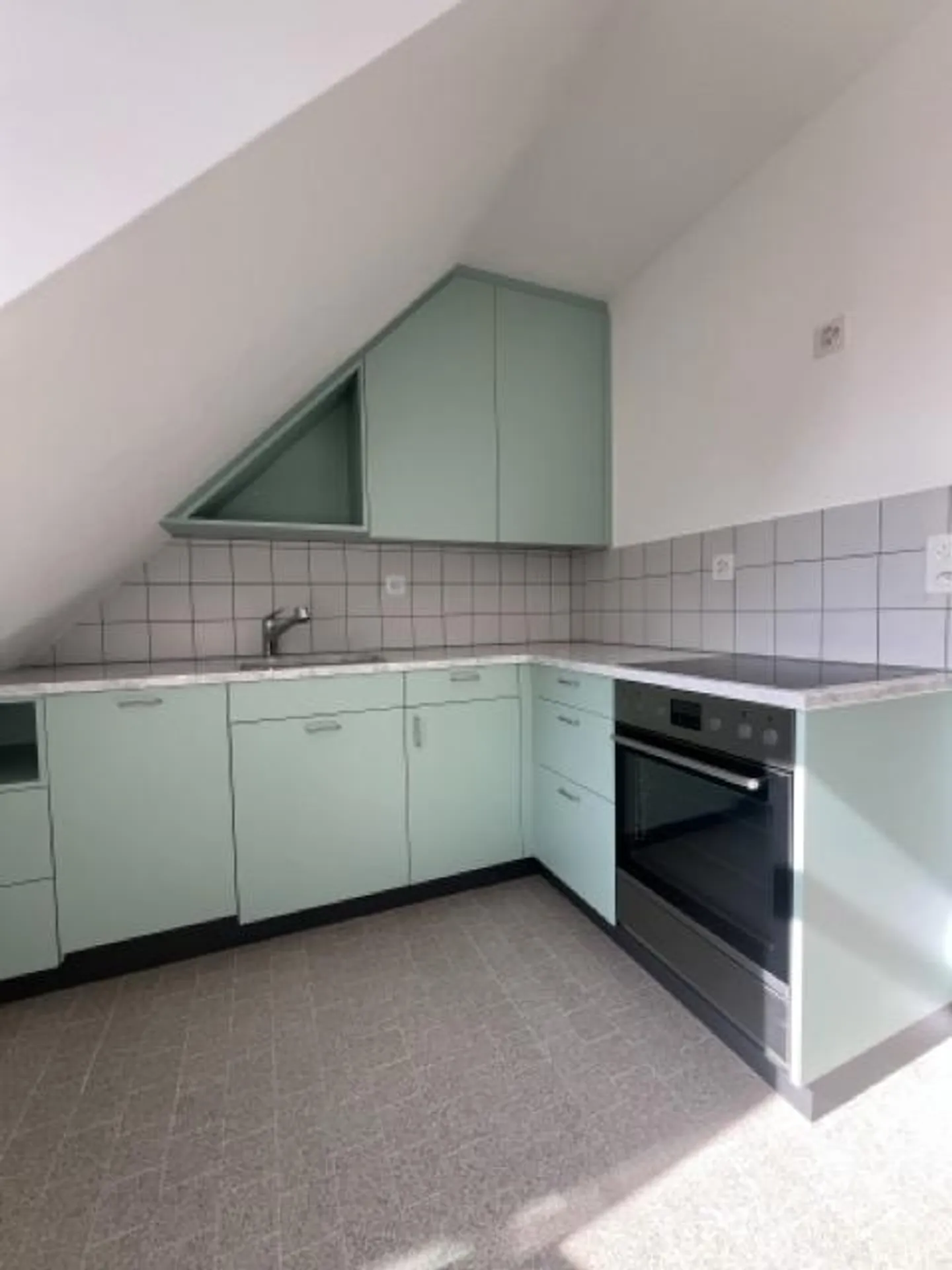 Stylish living under the roof – freshly renovated 2-room apartment with special charm - Photo 6 of 14
