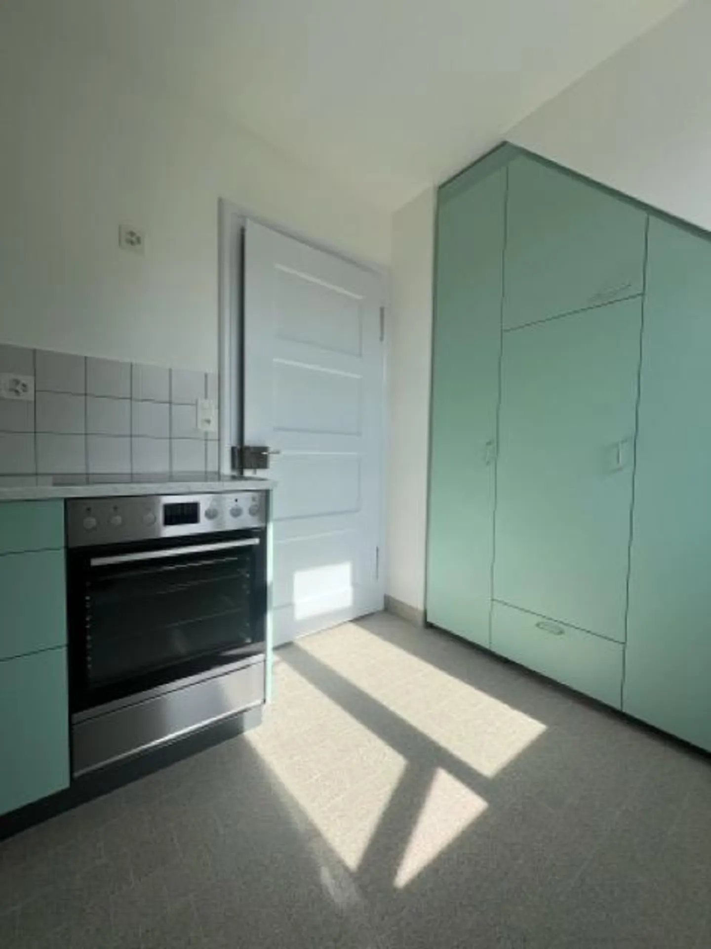 Stylish living under the roof – freshly renovated 2-room apartment with special charm - Photo 7 of 14