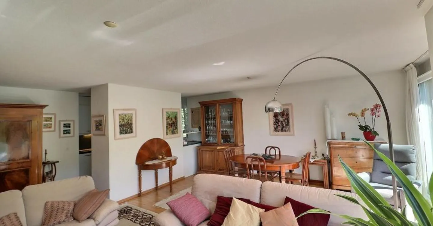 FÜR INVESTOREN: VERMIETETE WOHNUNG MIT 5,5 ZIMMERN IN EINEM SEHR RUHIGEN VIERTEIL - Foto 3 von 11