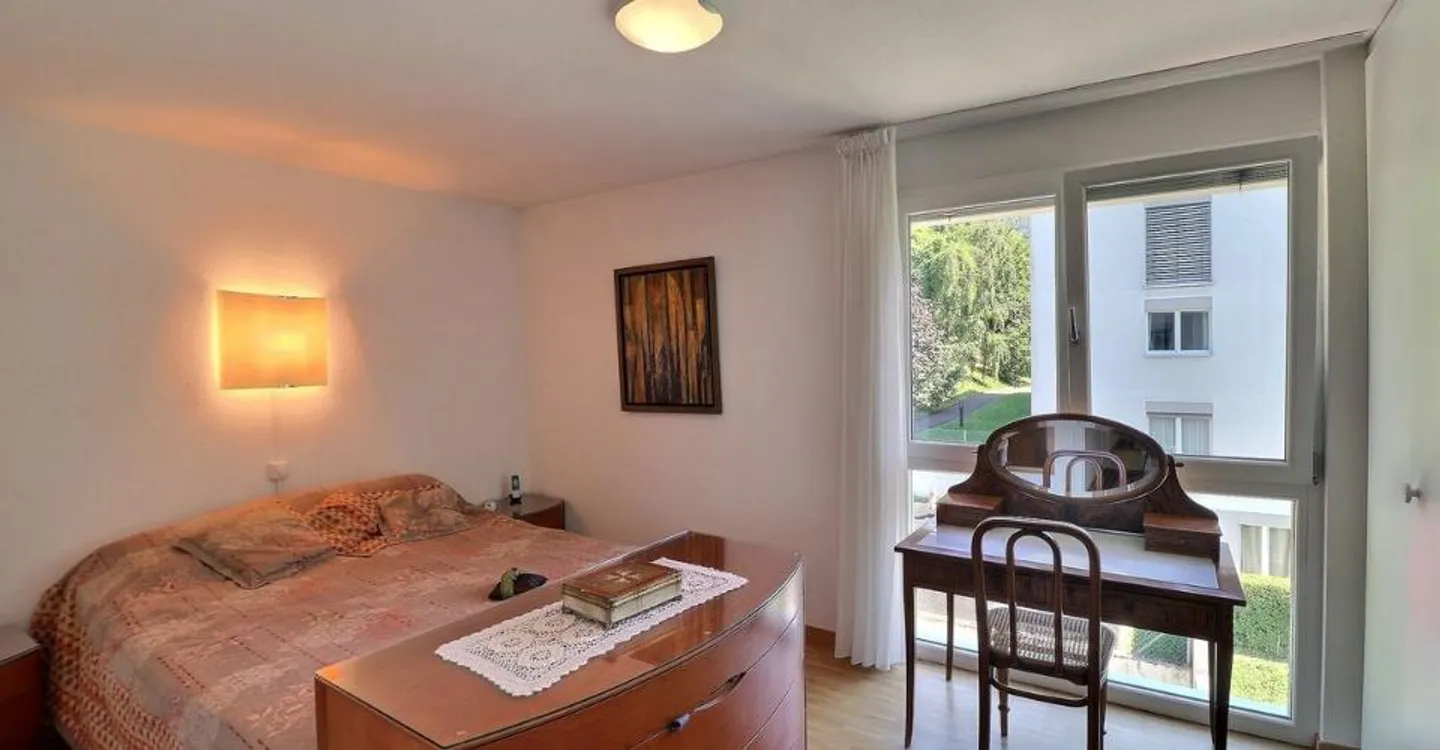 FÜR INVESTOREN: VERMIETETE WOHNUNG MIT 5,5 ZIMMERN IN EINEM SEHR RUHIGEN VIERTEIL - Foto 7 von 11