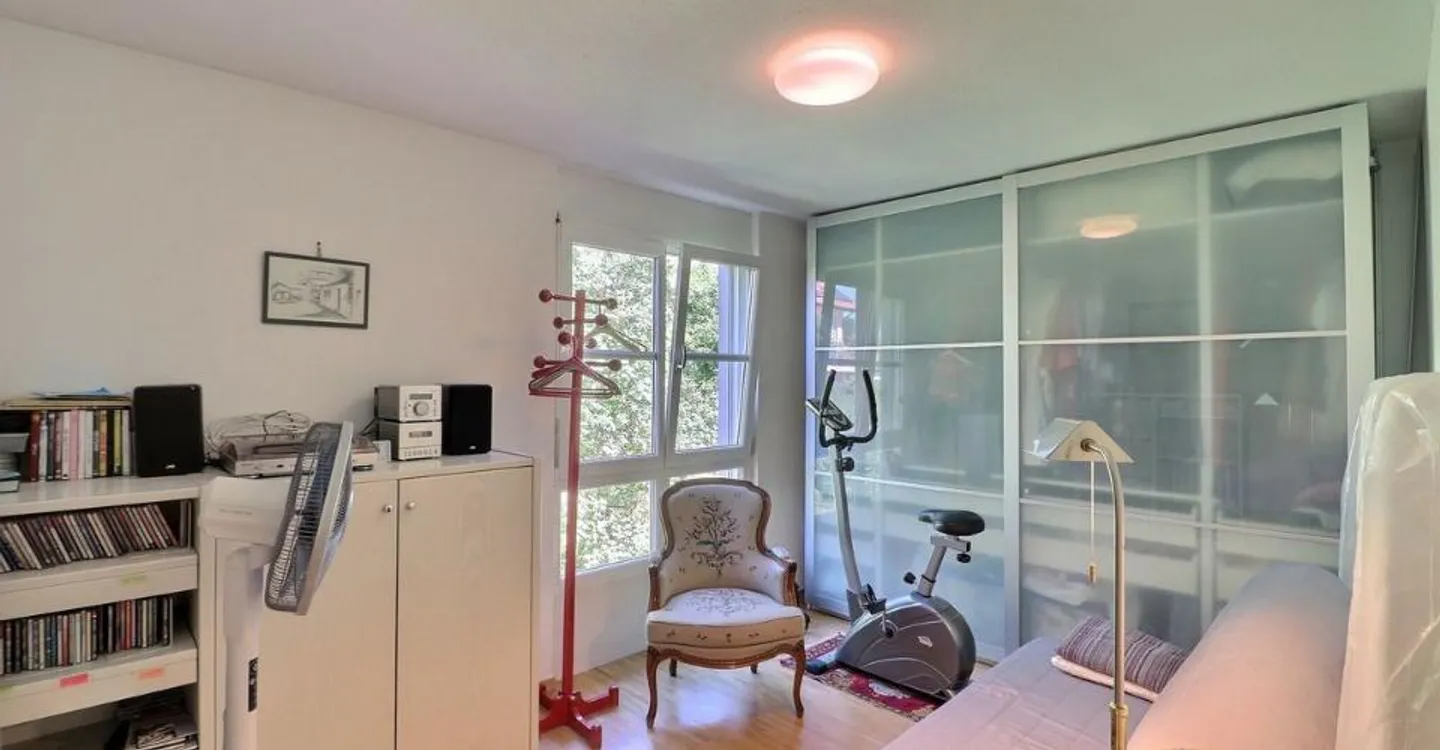 FÜR INVESTOREN: VERMIETETE WOHNUNG MIT 5,5 ZIMMERN IN EINEM SEHR RUHIGEN VIERTEIL - Foto 8 von 11