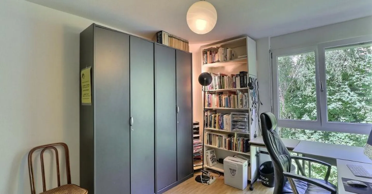 FÜR INVESTOREN: VERMIETETE WOHNUNG MIT 5,5 ZIMMERN IN EINEM SEHR RUHIGEN VIERTEIL - Foto 9 von 11