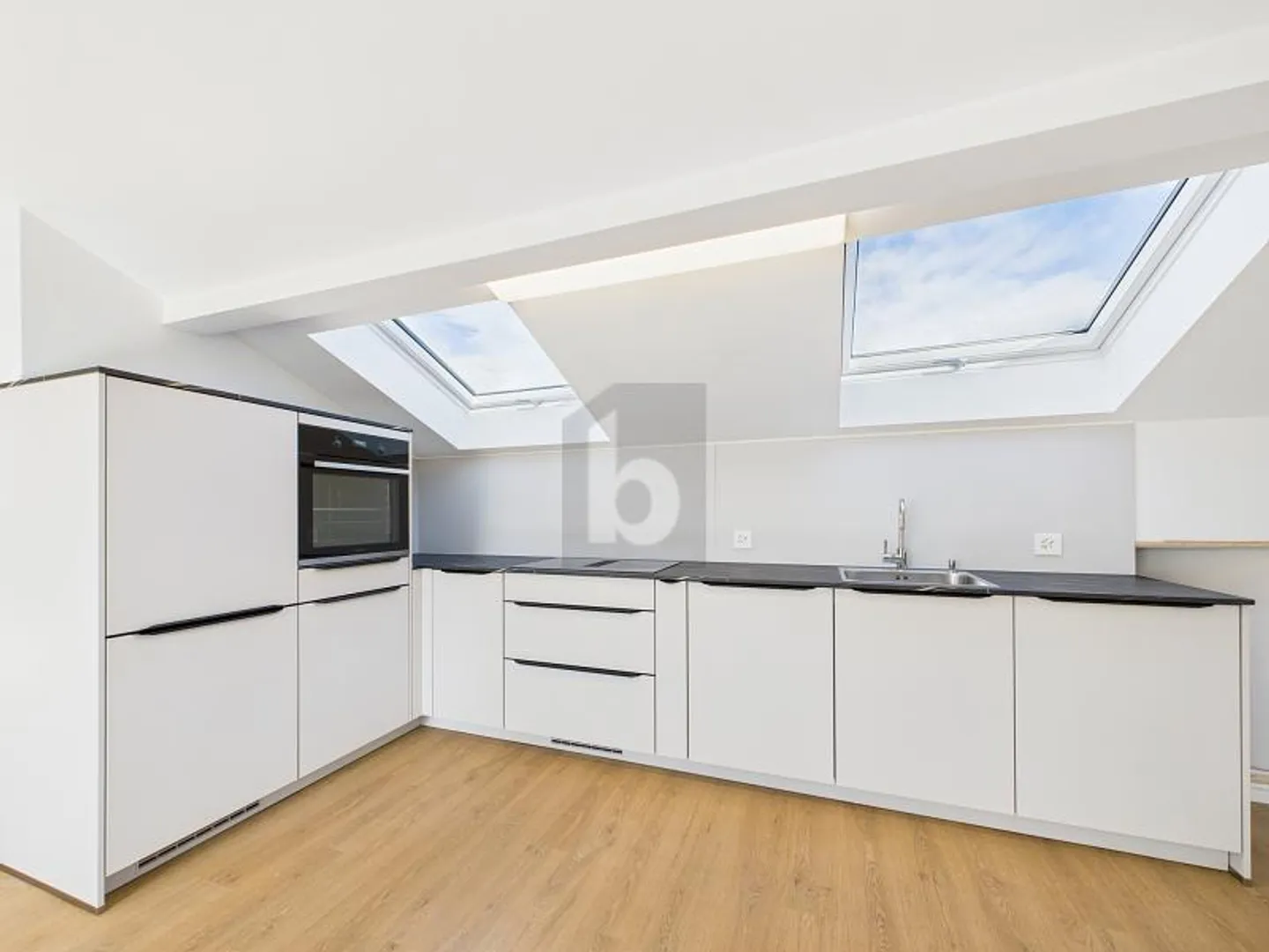 Penthouse for rent - Photo 3 of 6