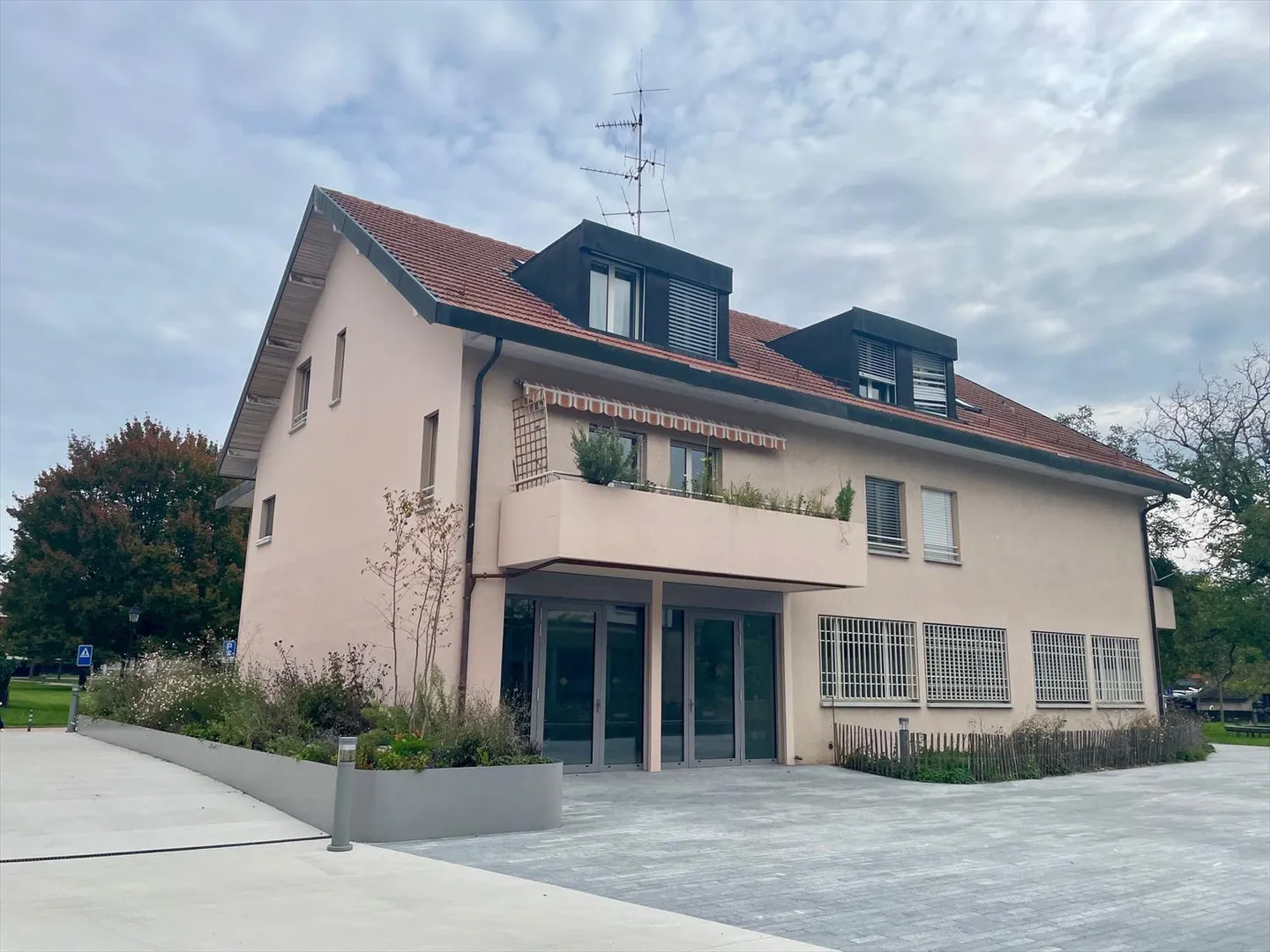 Arcade di circa 140 m2 al piano terra, offre un'eccellente visibilità. - Foto 8 di 8