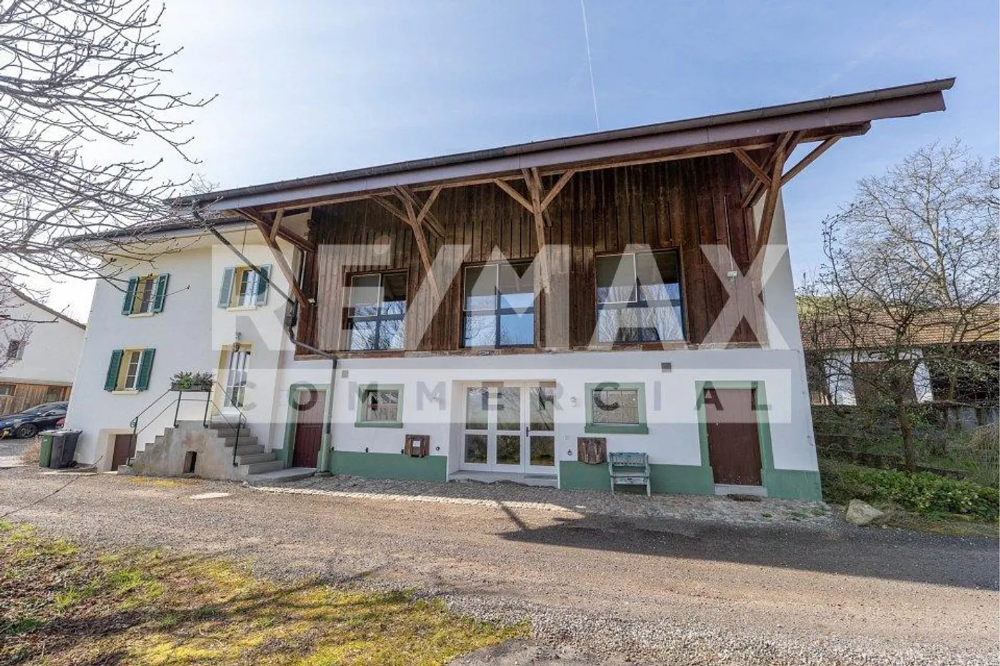 Unique estate with plenty of space and views - Photo 3 of 10