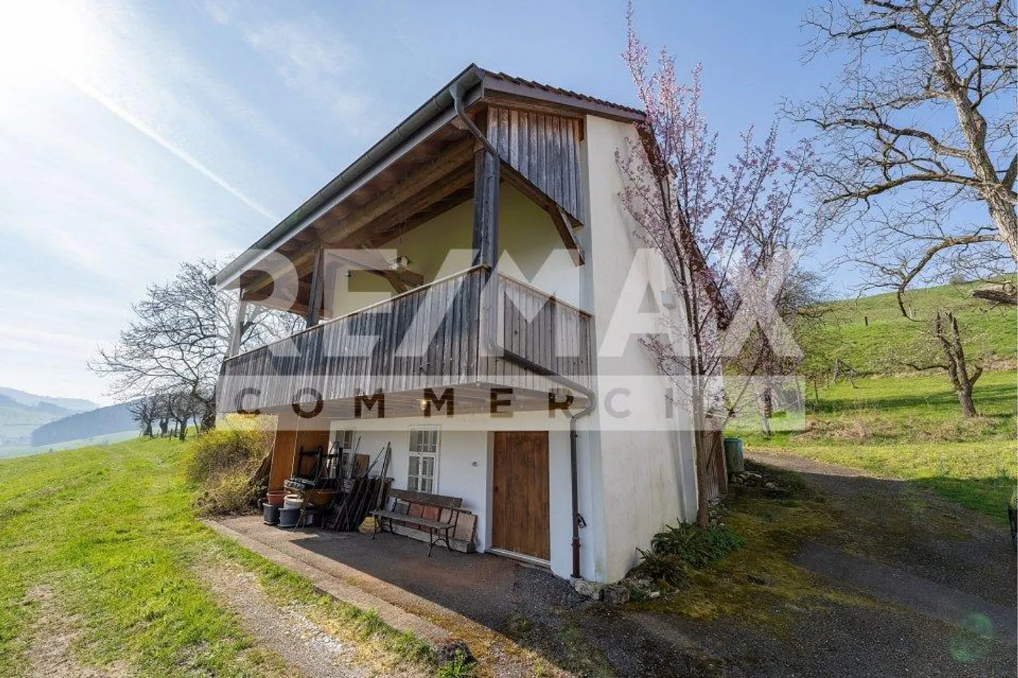 Unique estate with plenty of space and views - Photo 4 of 10