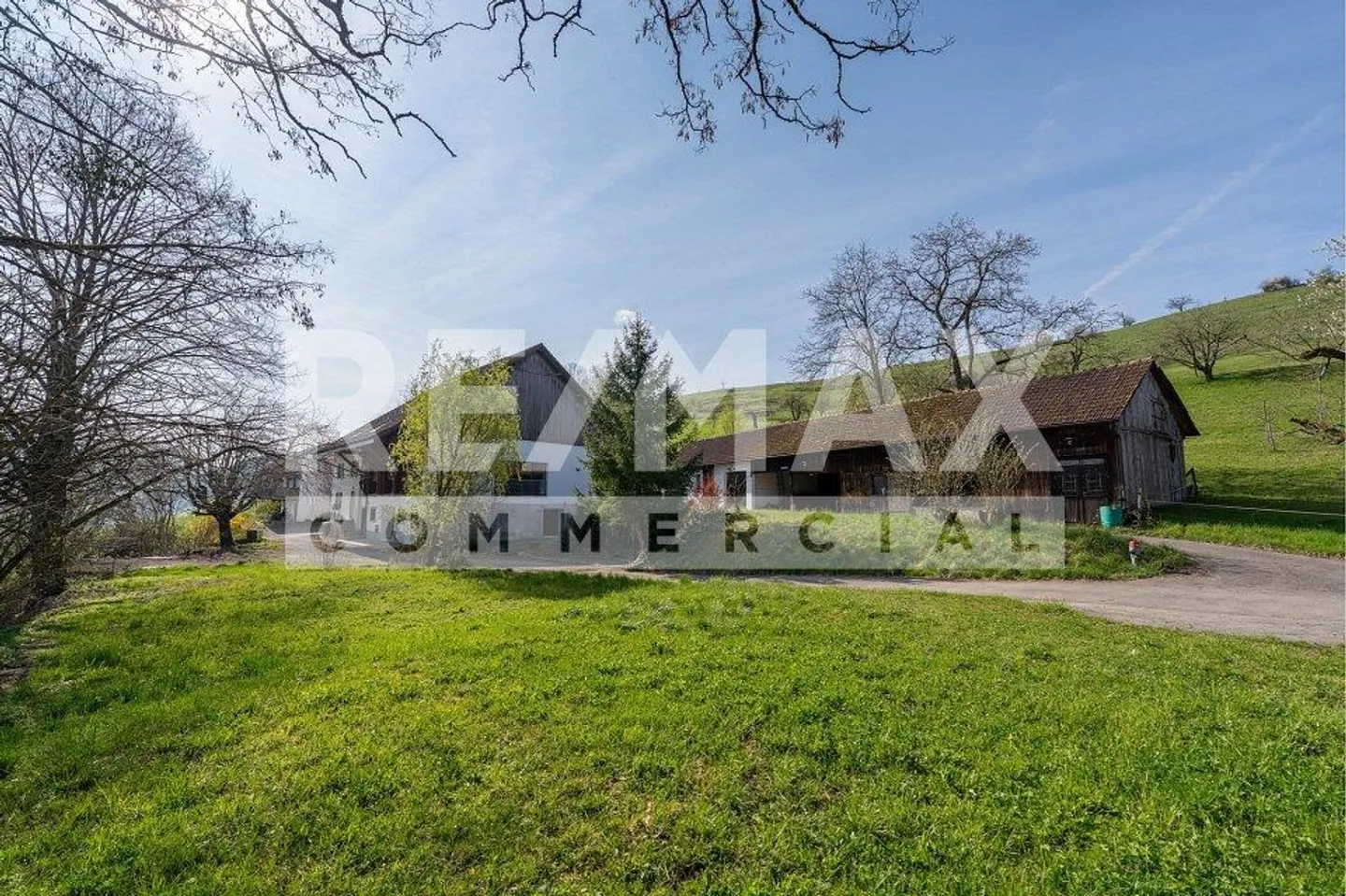 Unique estate with plenty of space and views - Photo 10 of 10