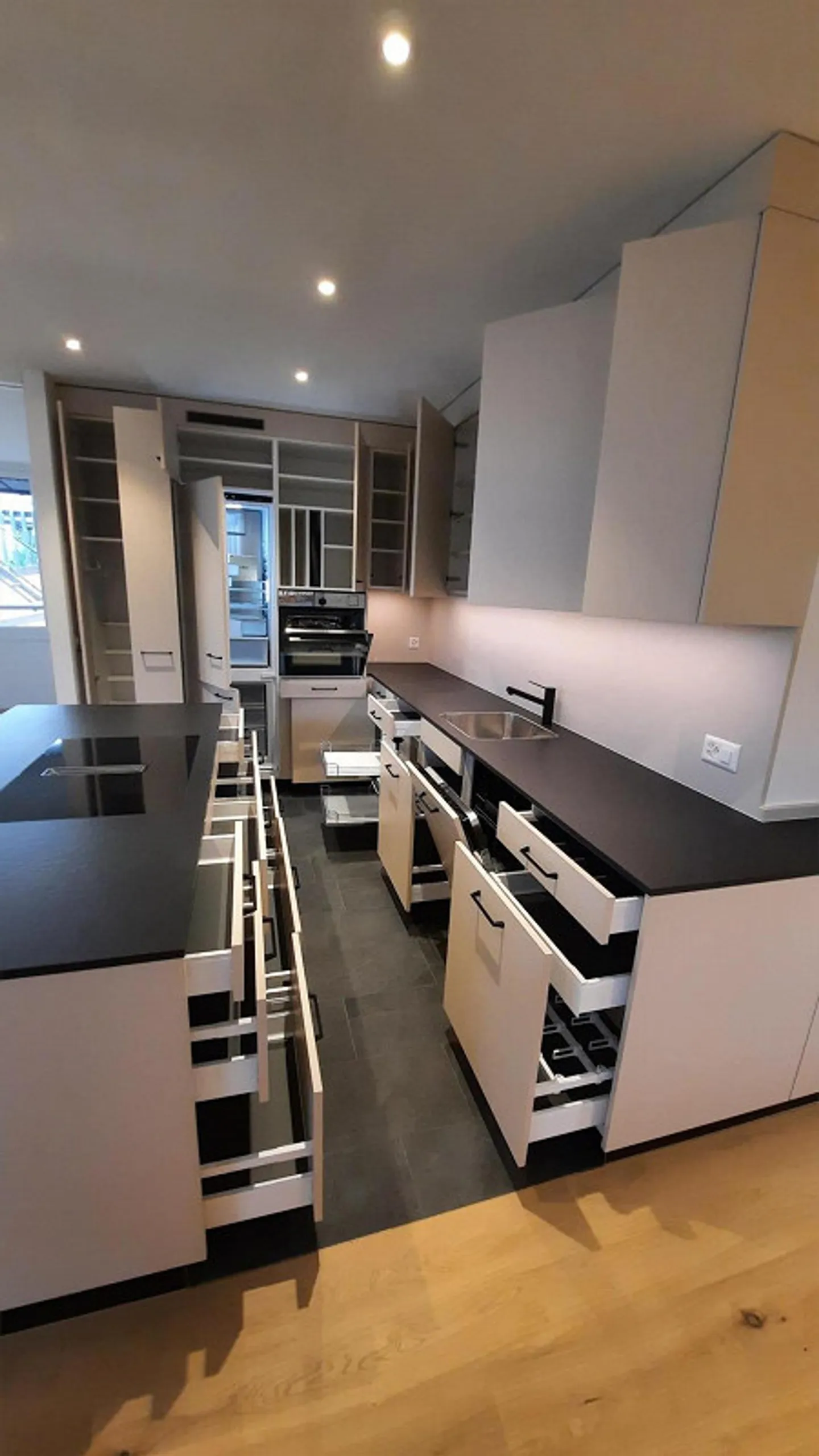 Moderno appartamento di 5 stanze con area giardino di 160 m2 - Foto 3 di 14
