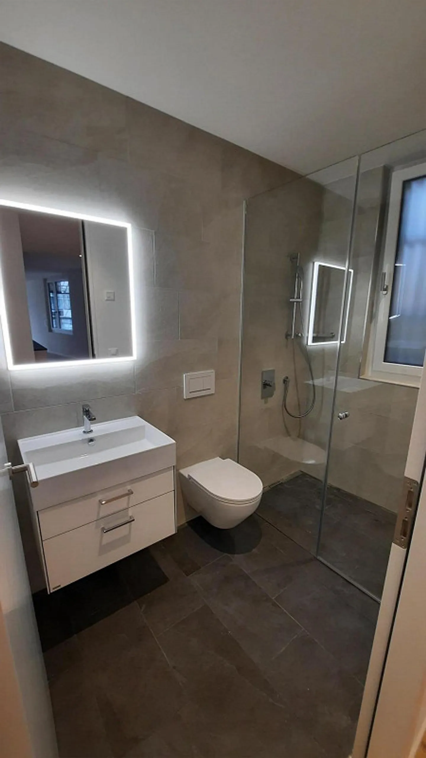 Moderno appartamento di 5 stanze con area giardino di 160 m2 - Foto 6 di 14