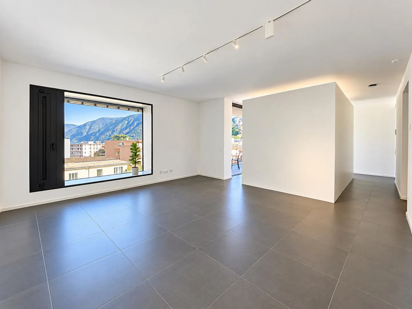 Elegant 3.5-room apartment with partial lake view in Paradiso - Photo 3 of 10