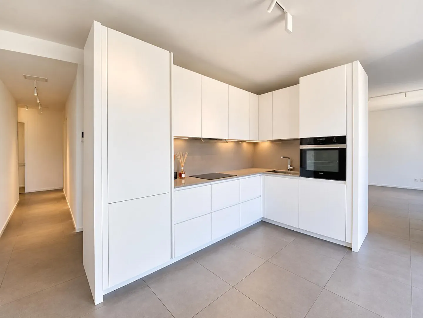 Elegant 3.5-room apartment with partial lake view in Paradiso - Photo 4 of 10