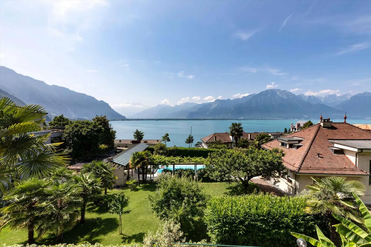 Magnifica casa con tre appartamenti e vista sul lago, vicino al centro città! - Foto 2 di 13