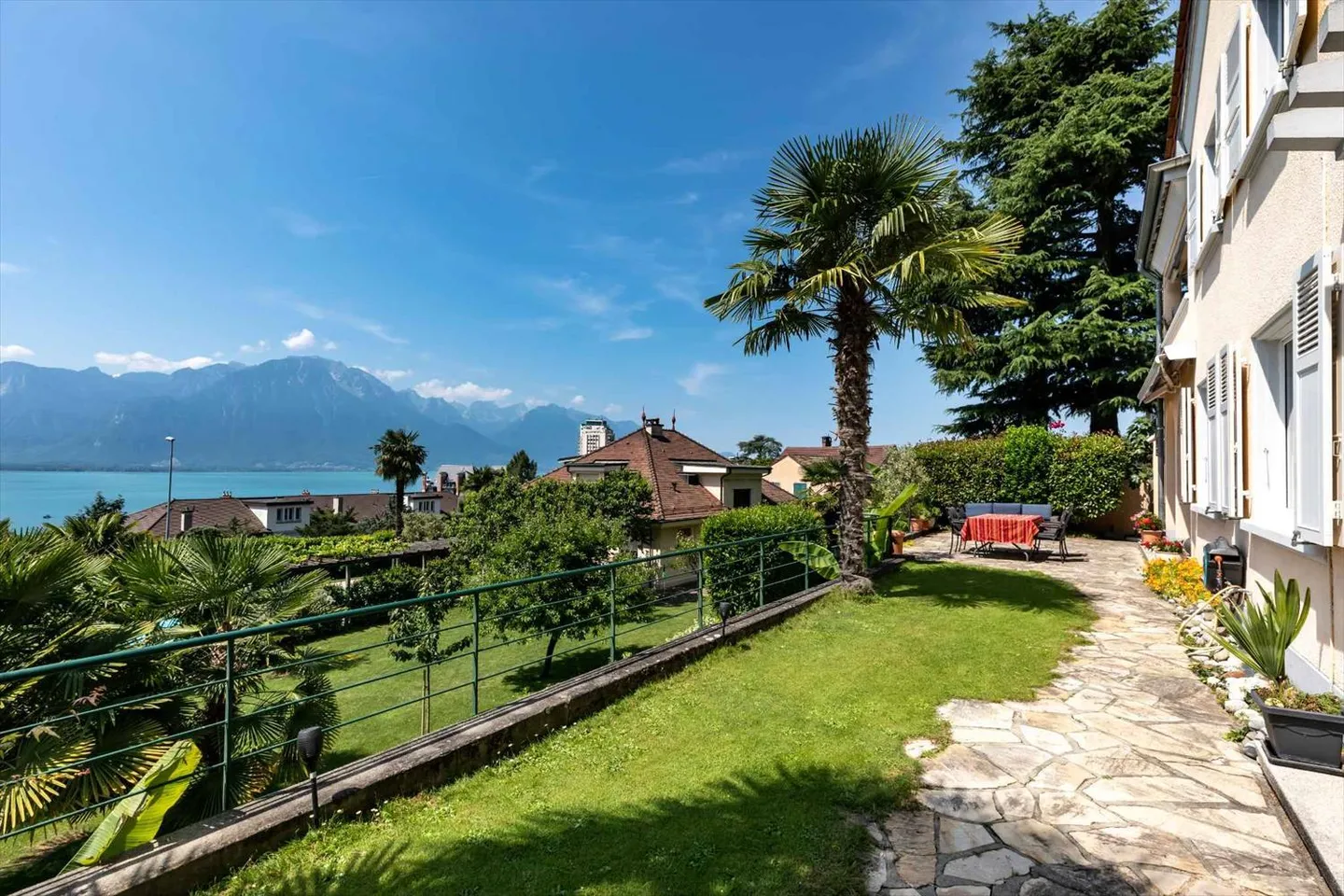 Magnifica casa con tre appartamenti e vista sul lago, vicino al centro città! - Foto 4 di 13