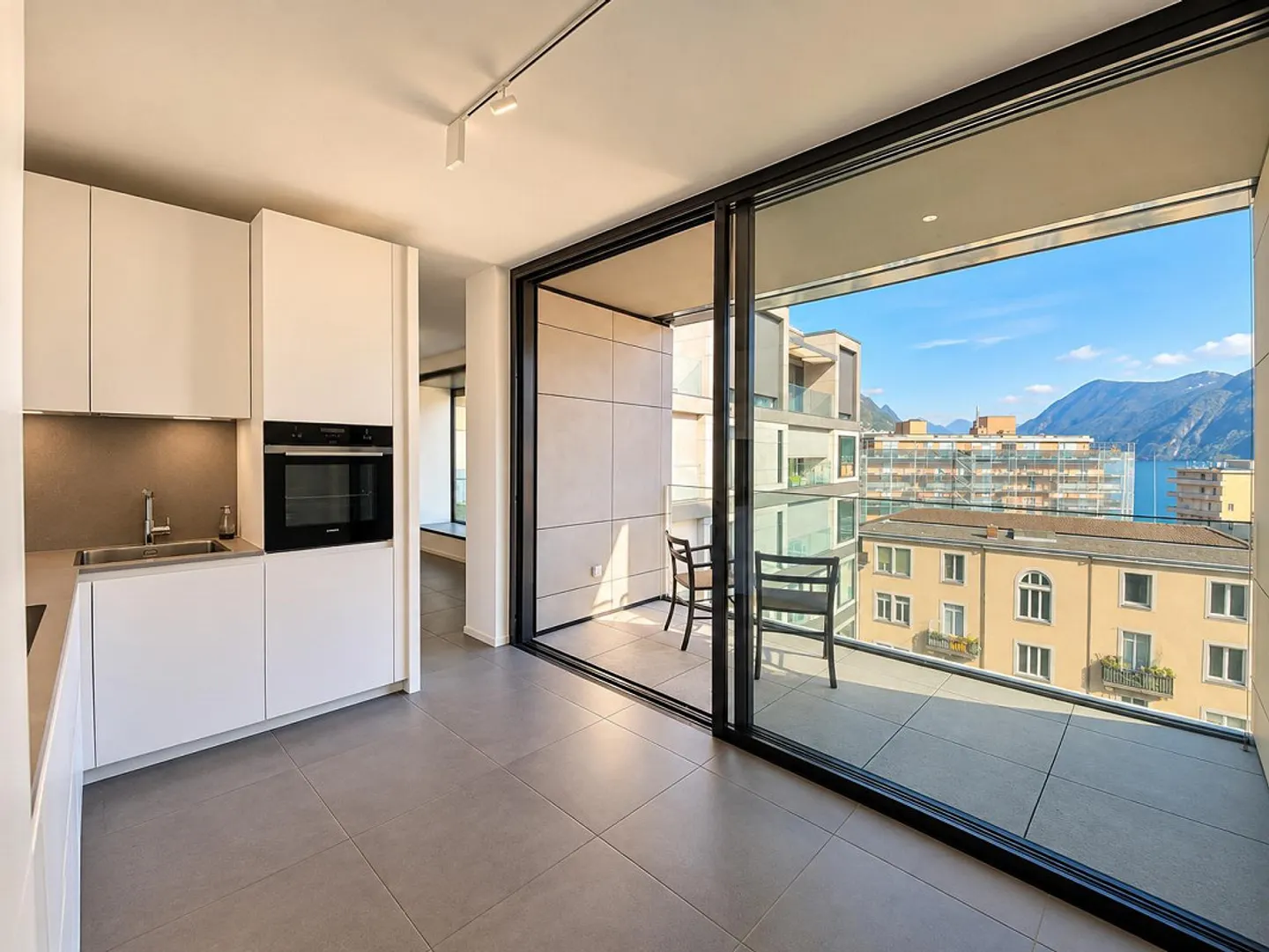 Elegant 3.5-room apartment with partial lake view in Paradiso - Photo 1 of 10