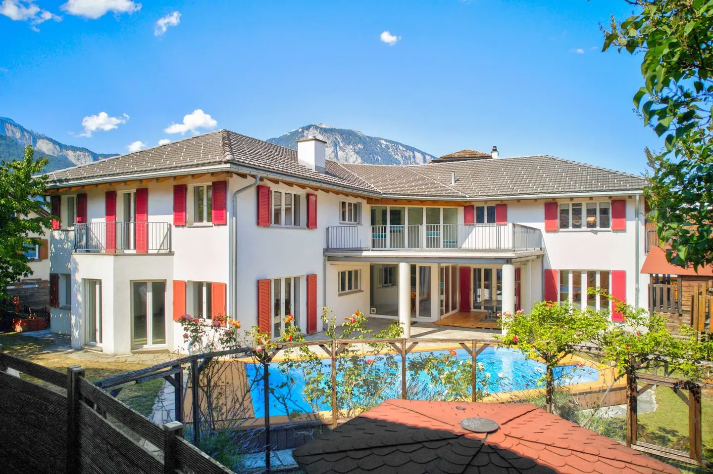 Vielseitiges Dreifamilienhaus mit Pool - Foto 1 von 12