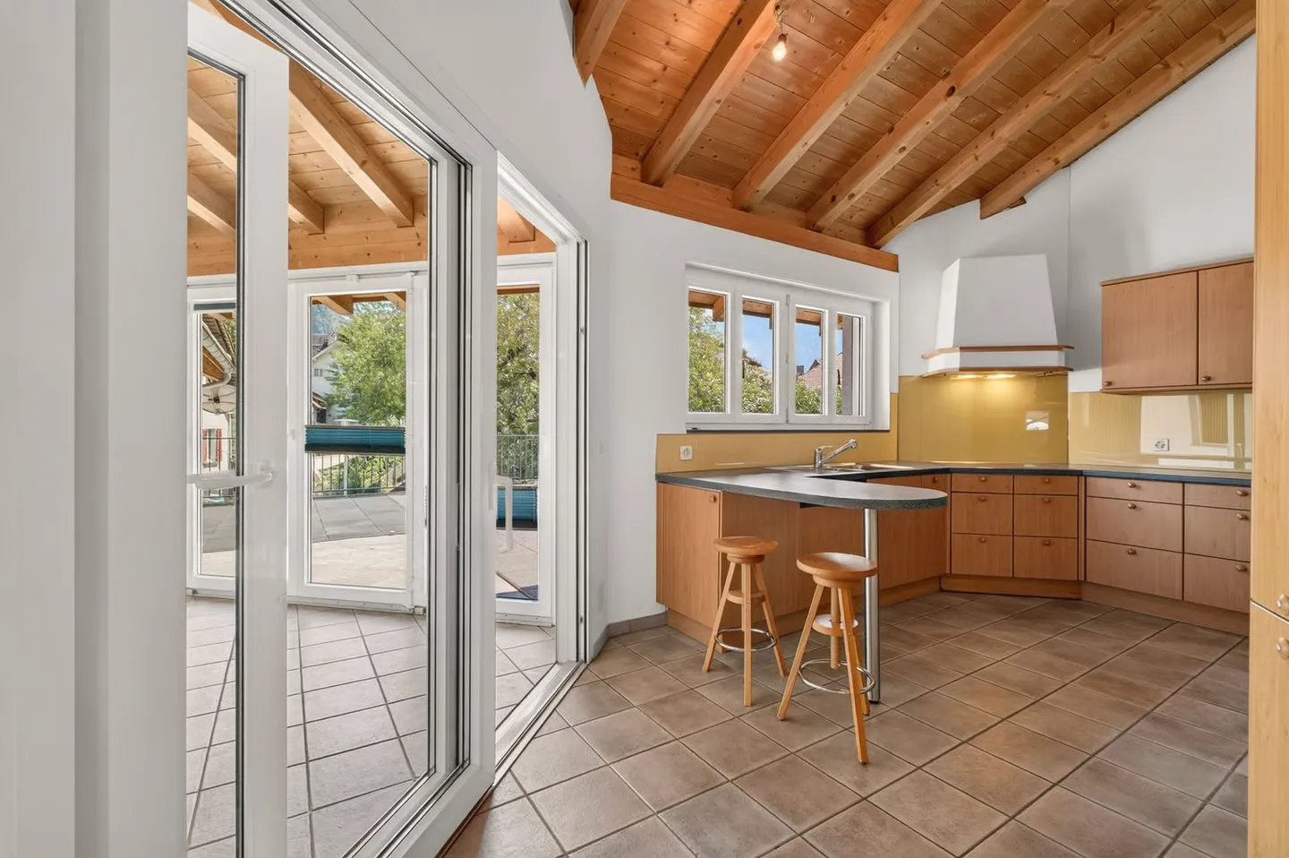 Vielseitiges Dreifamilienhaus mit Pool - Foto 3 von 12