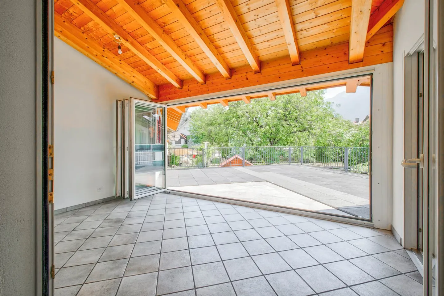 Vielseitiges Dreifamilienhaus mit Pool - Foto 4 von 12