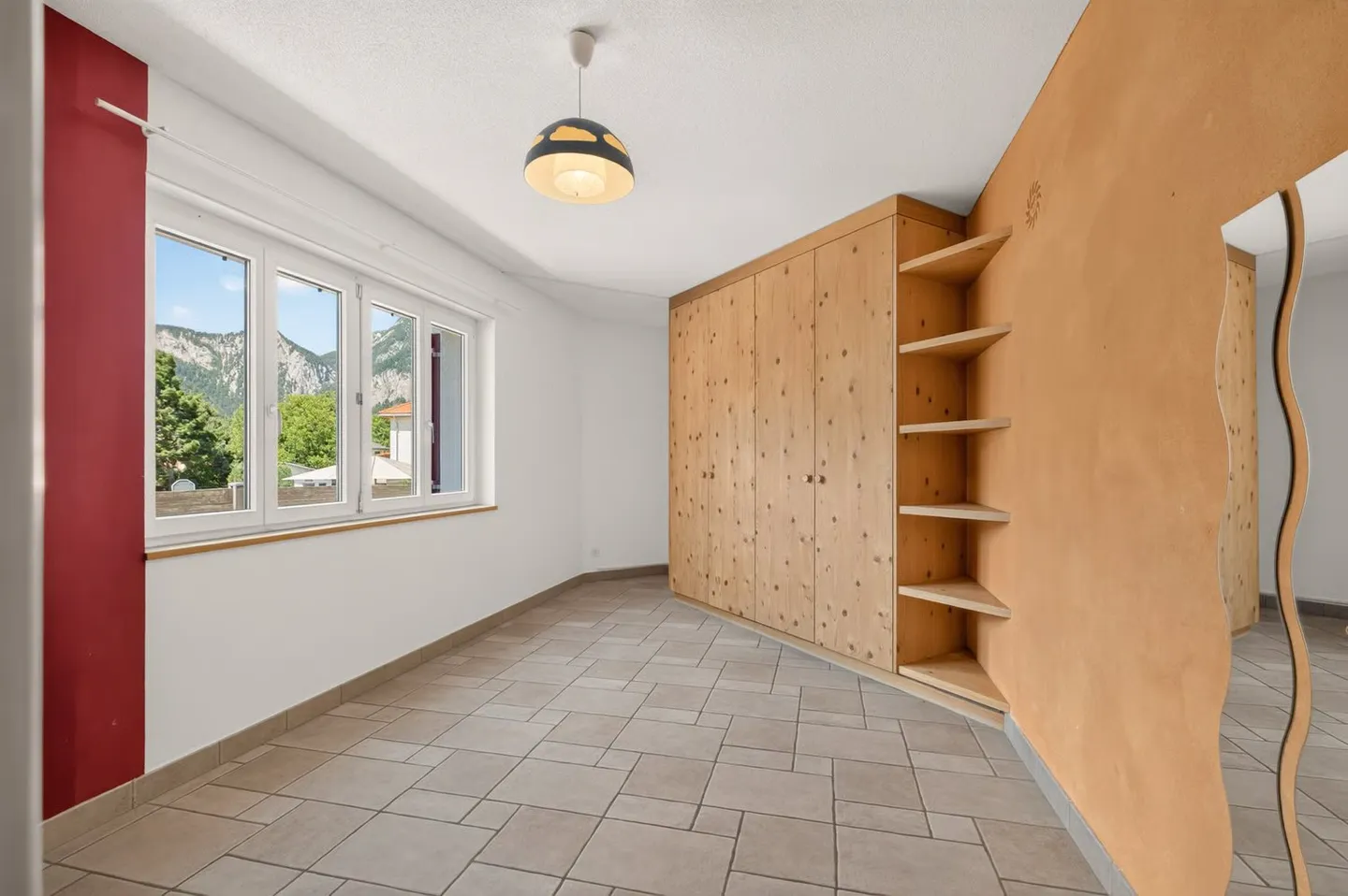 Vielseitiges Dreifamilienhaus mit Pool - Foto 7 von 12