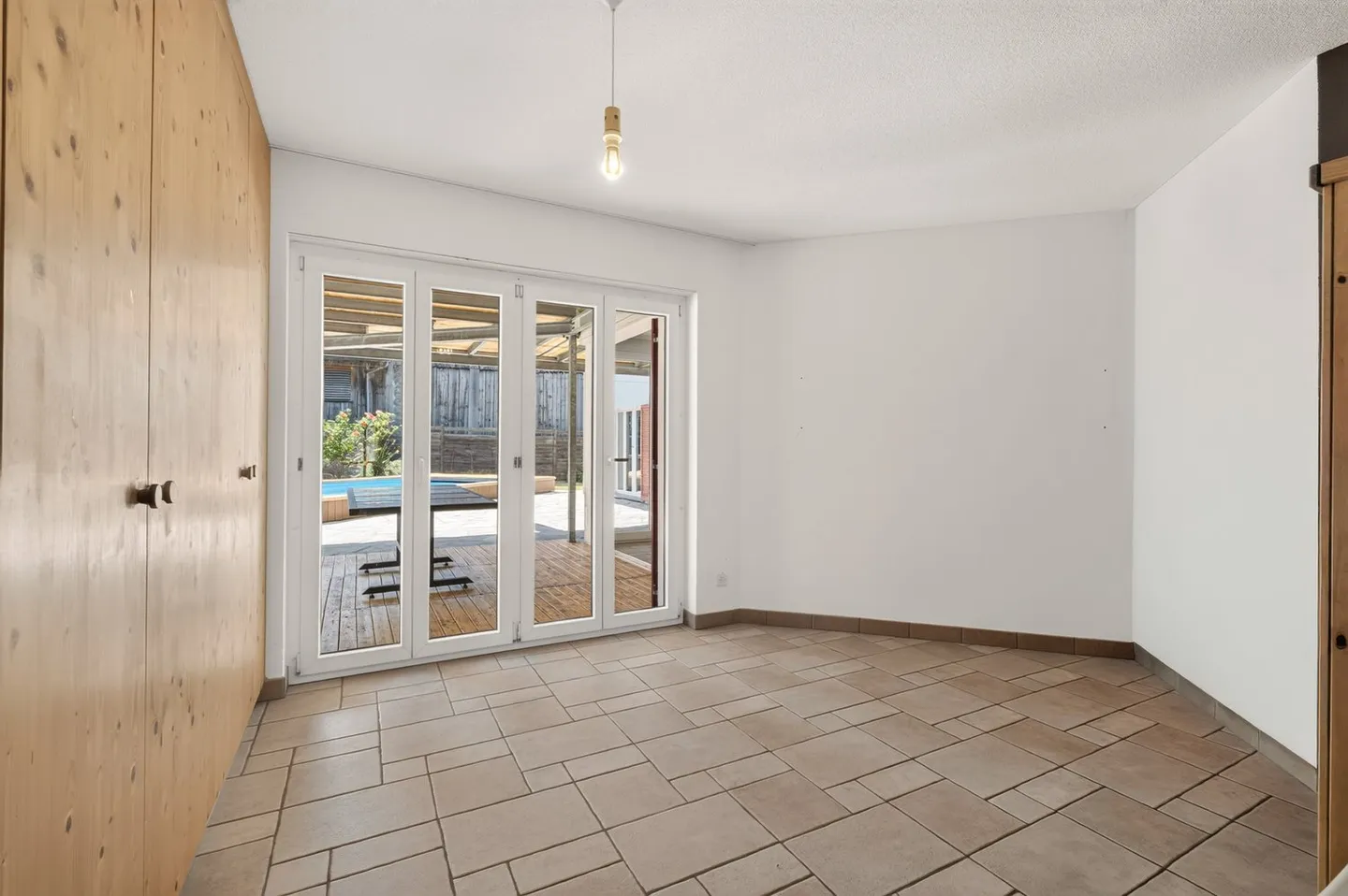 Vielseitiges Dreifamilienhaus mit Pool - Foto 8 von 12