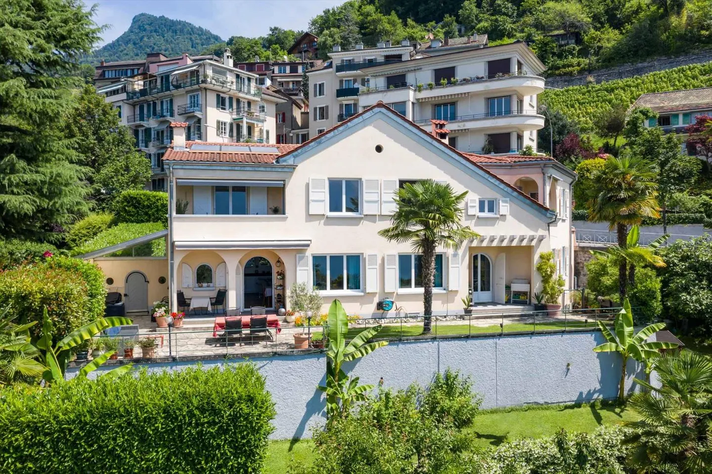Magnifica casa con tre appartamenti e vista sul lago, vicino al centro città! - Foto 1 di 13