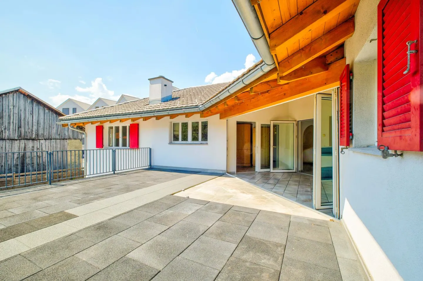 Vielseitiges Dreifamilienhaus mit Pool - Foto 9 von 12