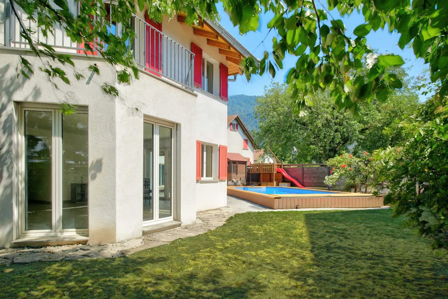 Vielseitiges Dreifamilienhaus mit Pool - Foto 10 von 12