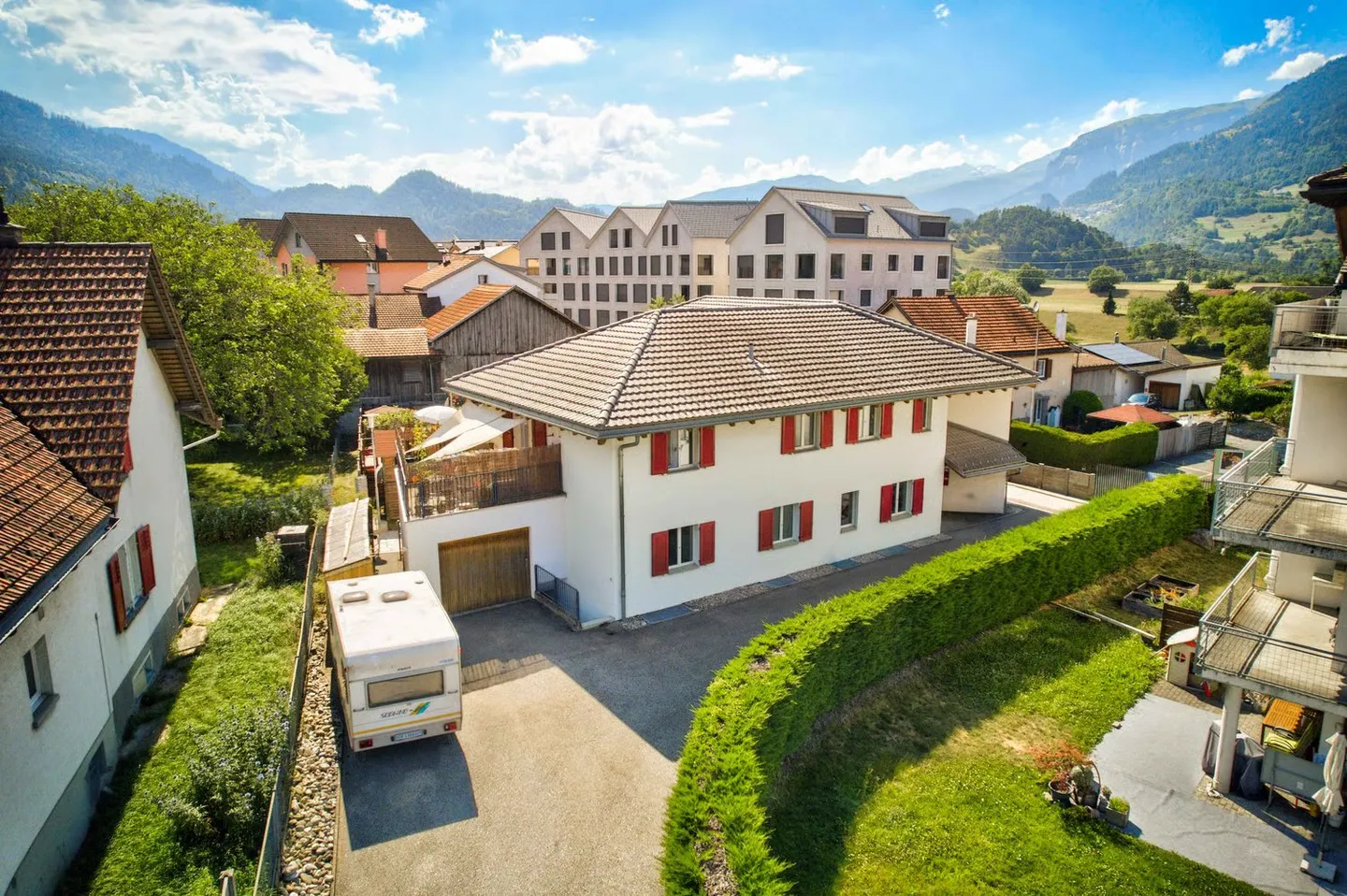 Vielseitiges Dreifamilienhaus mit Pool - Foto 11 von 12