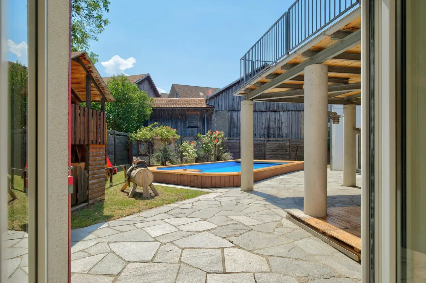 Vielseitiges Dreifamilienhaus mit Pool - Foto 12 von 12