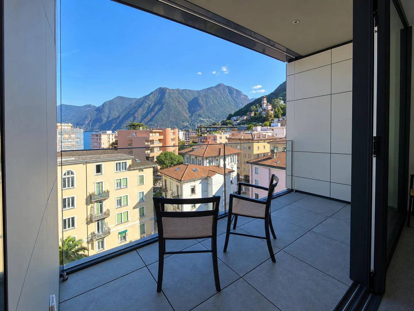 Elegant 3.5-room apartment with partial lake view in Paradiso - Photo 2 of 10