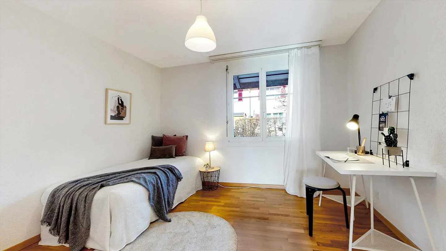 Spacious Apartment in Quiet Area - Photo 5 of 8