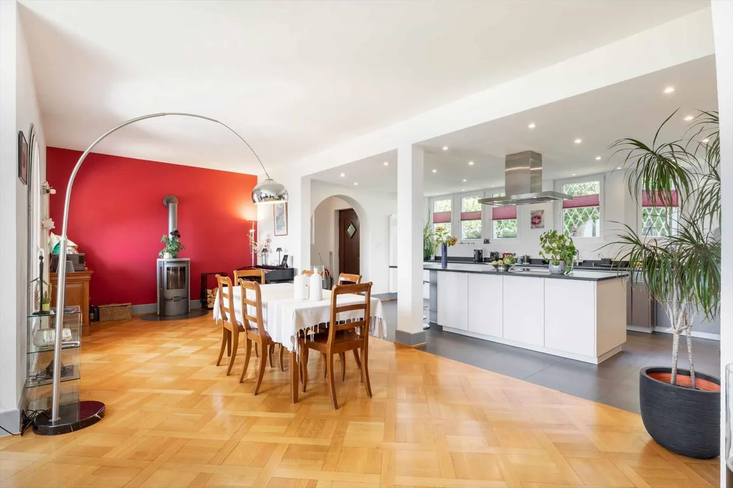 Magnifica casa con tre appartamenti e vista sul lago, vicino al centro città! - Foto 7 di 13