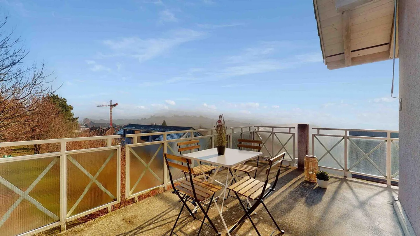 Spacious Apartment in Quiet Area - Photo 8 of 8