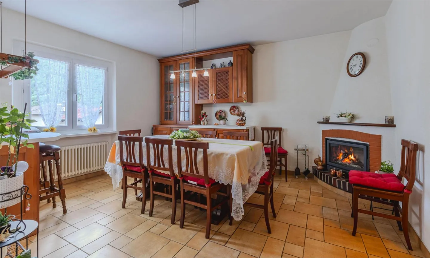 Welcome to this cozy and spacious 5.5-room house with a small garden in Medeglia - Photo 2 of 9