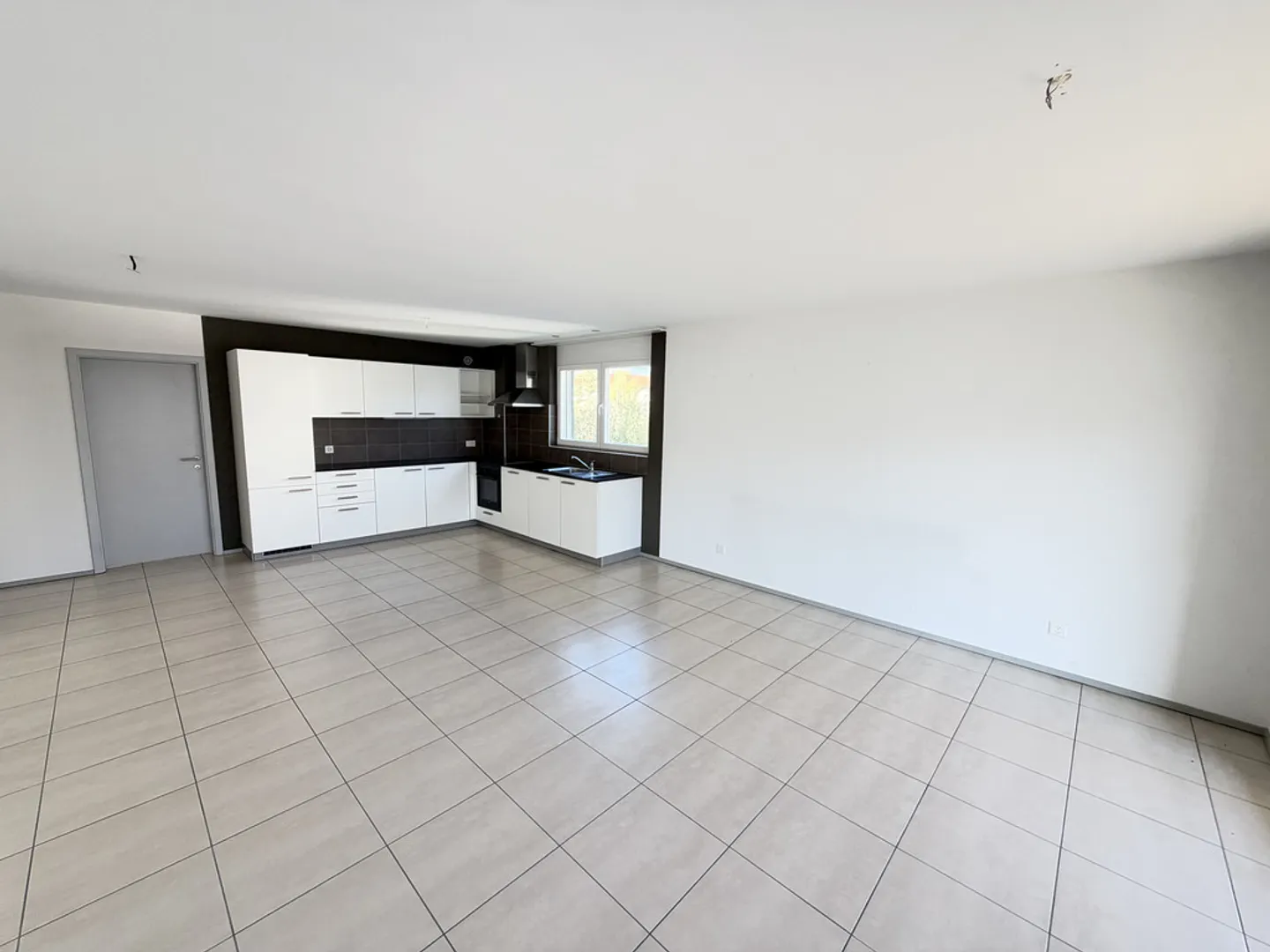 Spacious Apartment with Balcony - Photo 5 of 11