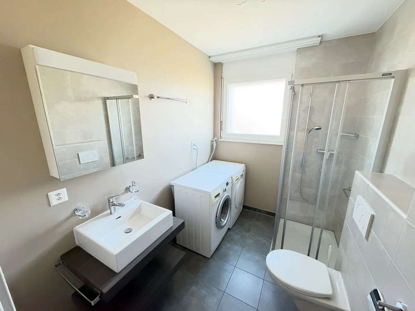 Spacious Apartment with Balcony - Photo 7 of 11
