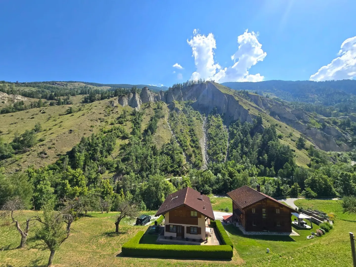 Appartements à rénover et à fusionner dans une maison de village authentique, Val d’Hérens - Photo 2 sur 25