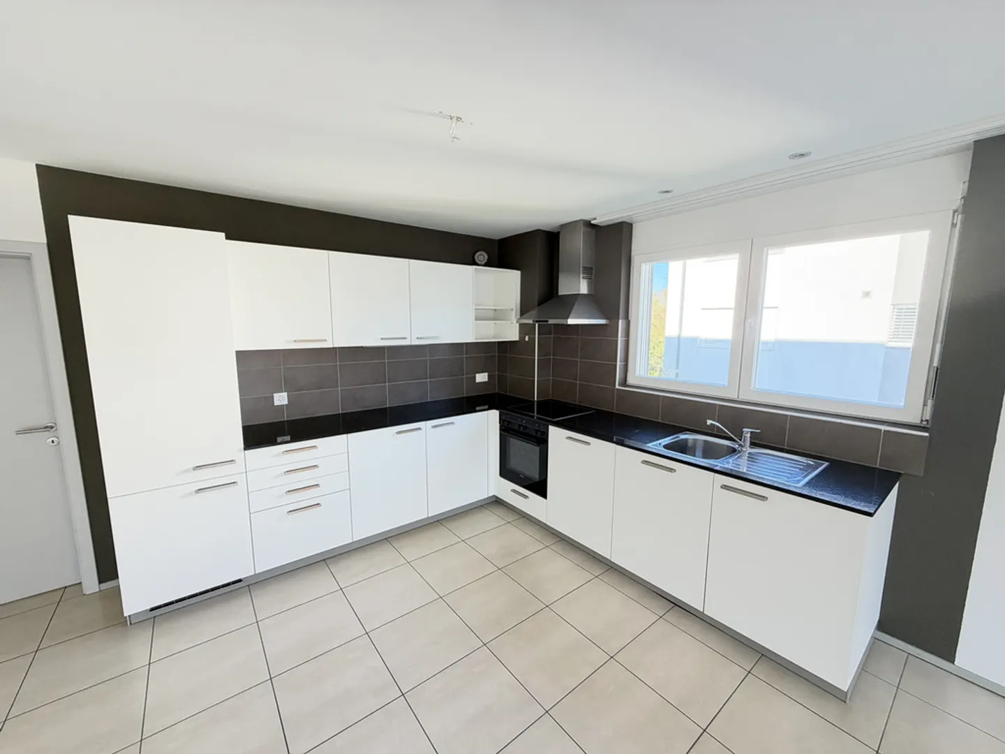 Spacious Apartment with Balcony - Photo 6 of 11