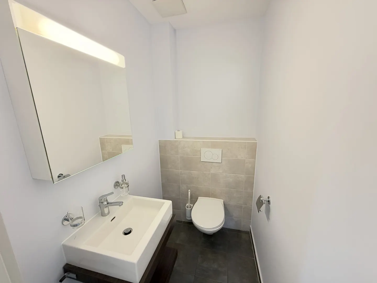 Spacious Apartment with Balcony - Photo 8 of 11