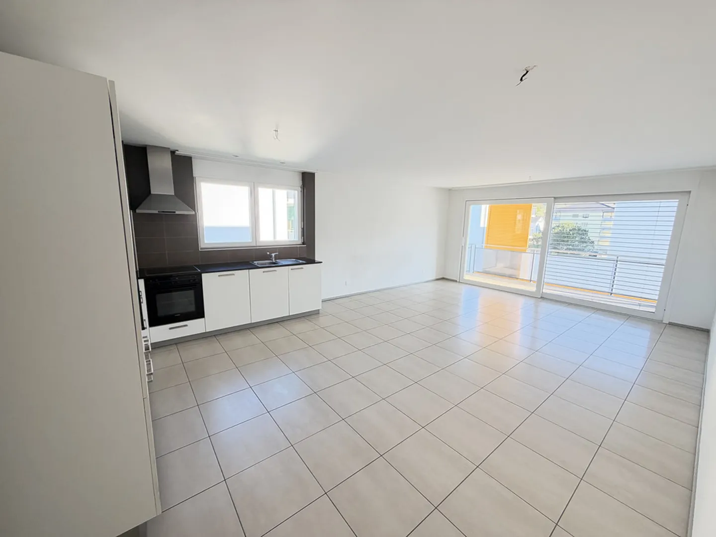 Spacious Apartment with Balcony - Photo 10 of 11