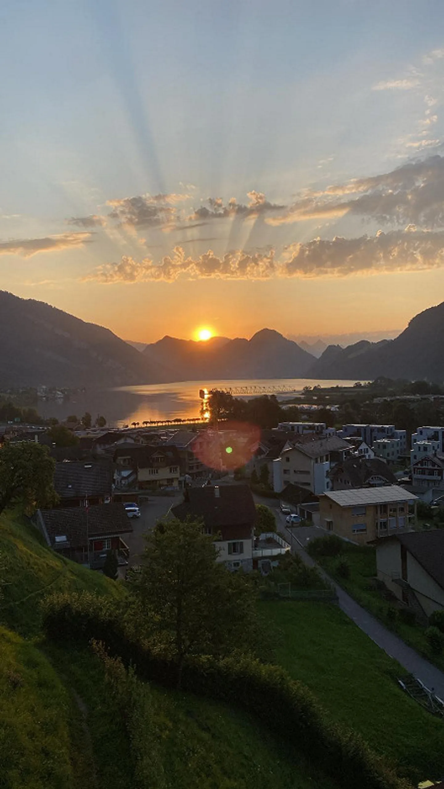 Vivere con una vista mozzafiato sulle montagne e sul lago - Foto 4 di 4