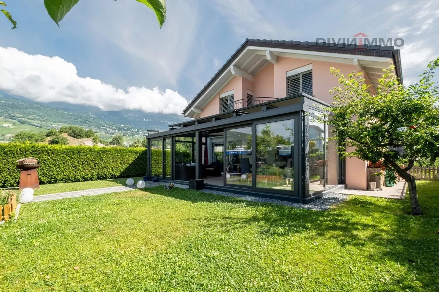 Schöne 5,5-Zimmer-Villa mit einem Zimmer/Schlafzimmer mit Küche - Foto 1 von 13