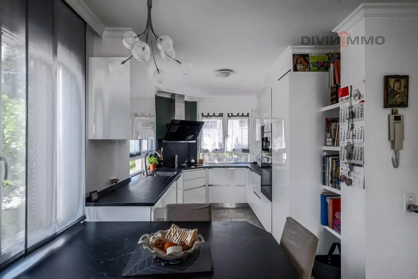 Schöne 5,5-Zimmer-Villa mit einem Zimmer/Schlafzimmer mit Küche - Foto 3 von 13