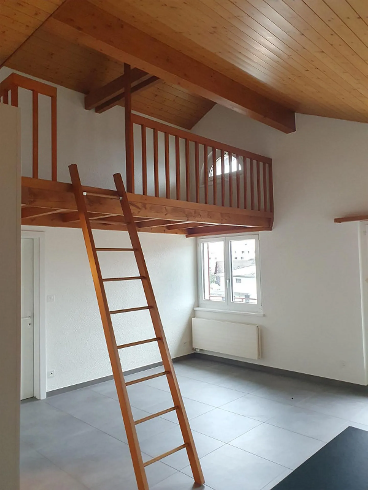 Appartement sous les combles lumineux de 2 pièces avec galerie - Photo 2 sur 5