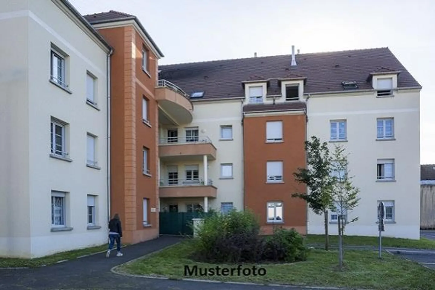 Edificio con tre appartamenti - Foto 1 di 13