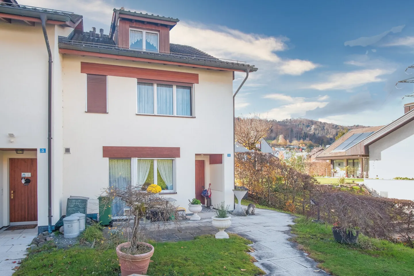 Langnau am Albis: Corner House with a View of the Albiskette - Photo 3 of 5