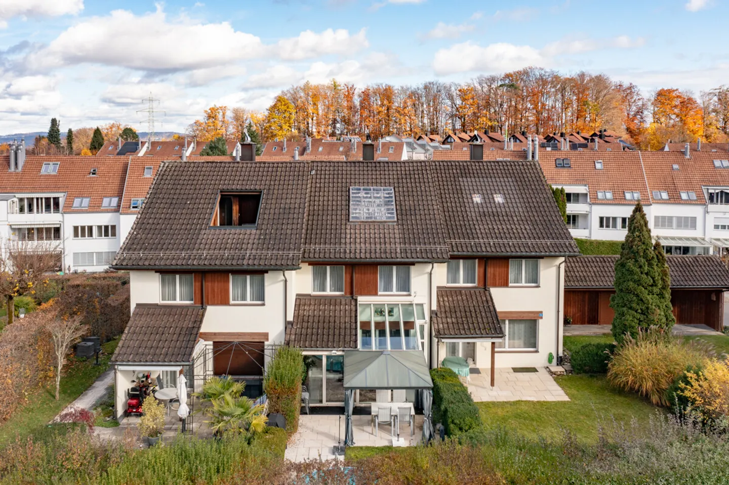 Langnau am Albis: Corner House with a View of the Albiskette - Photo 1 of 5