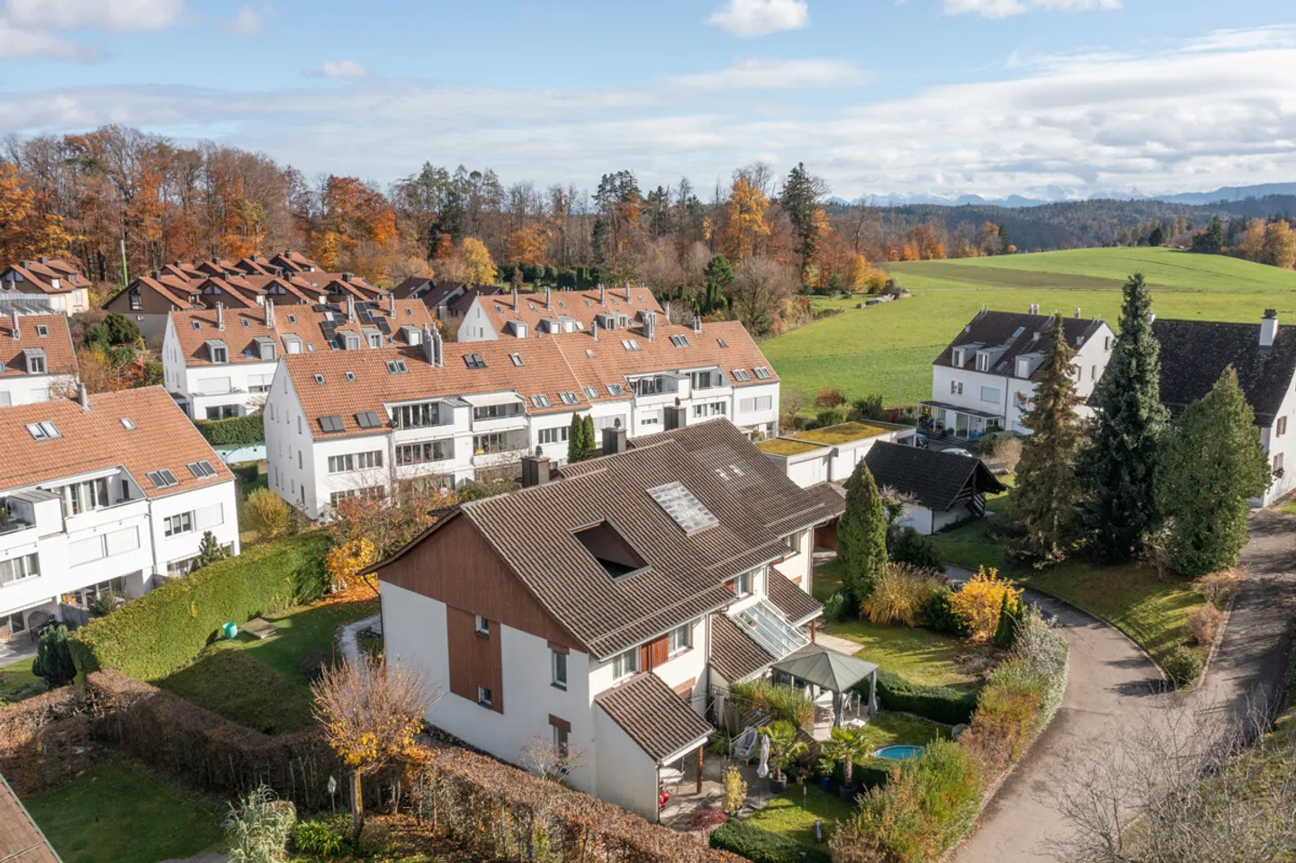 Langnau am Albis: Corner House with a View of the Albiskette - Photo 2 of 5